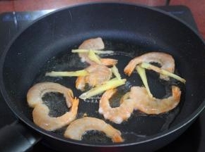 锅中再倒入点油，放入虾仁、生姜是煎熟；