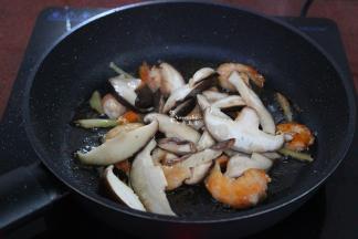 把煸香好的香菇加入，翻炒；