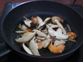 把煸香好的香菇加入，翻炒；