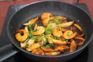 放生抽、盐、香葱炒均即可