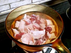 牛肉放凉水里，大火烧开