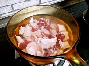 牛肉放凉水里，大火烧开