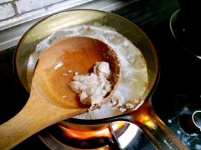 撇去浮沫，捞出牛肉