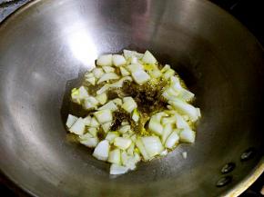 油热，加洋葱，炒香