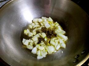 油热，加洋葱，炒香