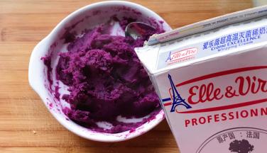 紫薯蒸熟捣成泥状，加入适量淡奶油拌匀