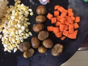 胡萝卜切粒，甜玉米掰粒，板栗去壳