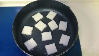 锅里放少许油，把年糕码入锅中，保持一定距离，中火煎