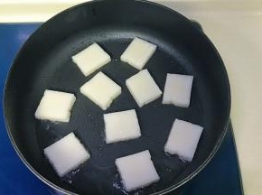 锅里放少许油，把年糕码入锅中，保持一定距离，中火煎