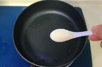 在煎过年糕的锅里放一勺白糖，因为锅里还有底油，就不需要另外放油了