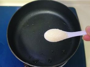 在煎过年糕的锅里放一勺白糖，因为锅里还有底油，就不需要另外放油了