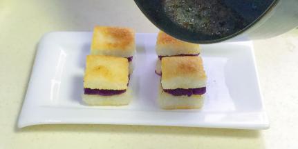 把糖浆淋到年糕上