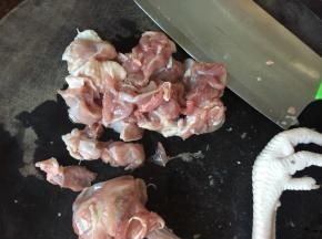 鸡腿去骨取肉，切成小块