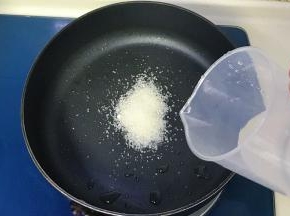 倒入4勺量的水