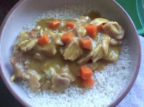 然后将腌制好的咖喱鸡肉倒入米碗里