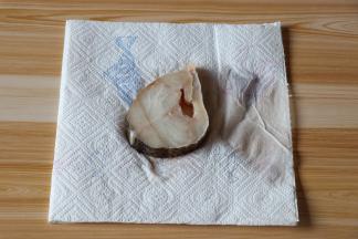 鳕鱼解冻后稍微冲洗干净，用厨房纸吸干水分；