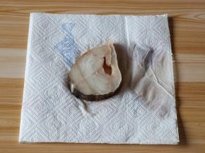 鳕鱼解冻后稍微冲洗干净，用厨房纸吸干水分；