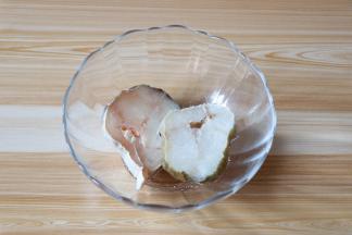 加入适量盐腌制半小时；