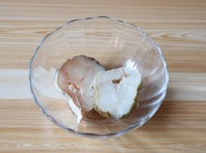 加入适量盐腌制半小时；