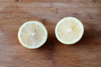 柠檬切半待用；