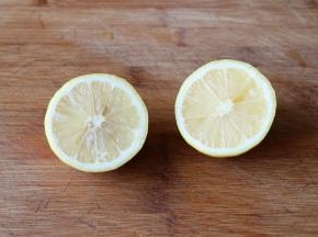 柠檬切半待用；