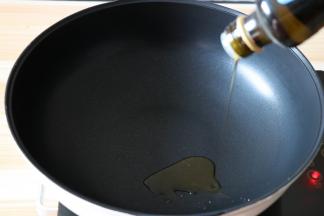 锅加热后倒入适量橄榄油；