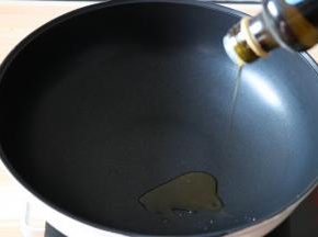 锅加热后倒入适量橄榄油；