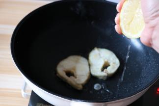 挤入适量柠檬汁再两面煎一会即可；