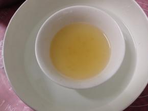 吉利丁粉先加入冷水泡软，然后隔热水融化成液体
