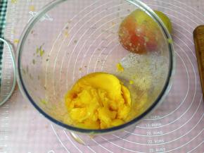 芒果去皮去核取250克（其余切丁）