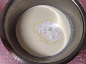 淡奶油入盆加入糖粉