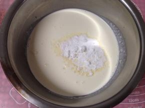淡奶油入盆加入糖粉
