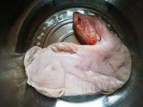 超市买的猪肚，1斤多点，后面洗净后不到500克