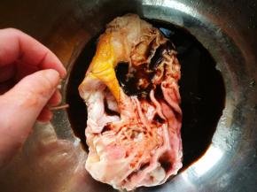 加醋和适量水，水不要加太多。洗猪肚的方法比较多，有的加料酒，有的加白醋，都可以。但有一步是相同的，往后看