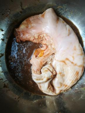 里外开始捏，把粘液捏掉，加了醋后，很容易就捏掉了，醋水变得很粘糊