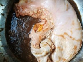 里外开始捏，把粘液捏掉，加了醋后，很容易就捏掉了，醋水变得很粘糊