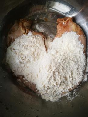 捏干净后倒掉，不要洗，加适量面粉，刚说的相同的一步就是指加面粉继续捏，里外都要捏，搓，把黏糊糊的，脏东西都捏掉