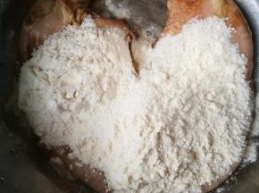 捏干净后倒掉，不要洗，加适量面粉，刚说的相同的一步就是指加面粉继续捏，里外都要捏，搓，把黏糊糊的，脏东西都捏掉