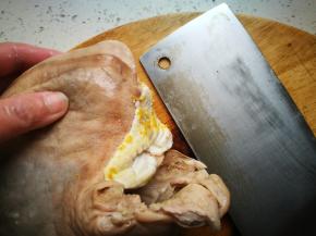 注意不要烫了手，水沥干后拿到砧板上，用到把口这里的白膜刮掉，要趁热刮