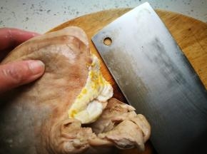 注意不要烫了手，水沥干后拿到砧板上，用到把口这里的白膜刮掉，要趁热刮