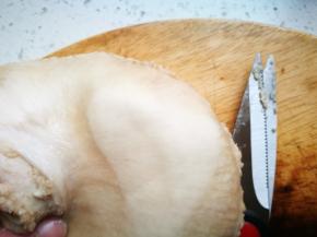 里外翻看下，用剪刀把多余的油剪掉，吃起来就不会腻