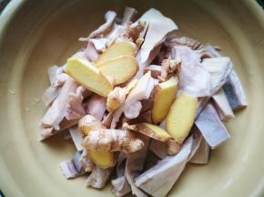 切成片，放入生姜片