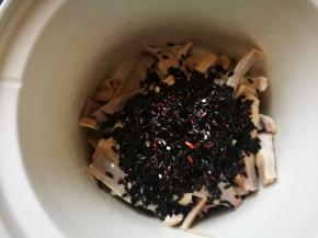 和提前浸泡一晚的黑米放进电炖盅内