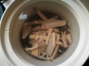 加水，水加多点，黑米会膨胀，熬成粥，需要水。但也不要太多，会影响口感味道