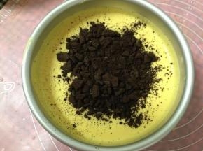 再倒入1/3的慕斯糊，撒入饼干碎