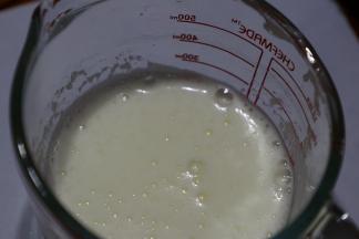 以上配方适用于学厨金色8连不沾长正方形费南雪模具一份的用量。
把蛋清加入糖粉和柠檬汁用打蛋器打至粗泡眼的状态（不用打发）