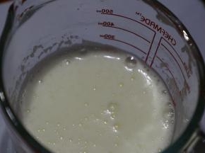 以上配方适用于学厨金色8连不沾长正方形费南雪模具一份的用量。
把蛋清加入糖粉和柠檬汁用打蛋器打至粗泡眼的状态（不用打发）