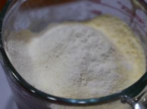 一同加入过筛好的粉类，（没有杏仁粉的朋友适用的方子）