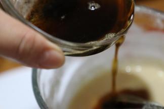 待黄油温热的时候就可u以倒入面糊中，搅拌均匀。