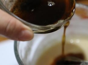 待黄油温热的时候就可u以倒入面糊中，搅拌均匀。